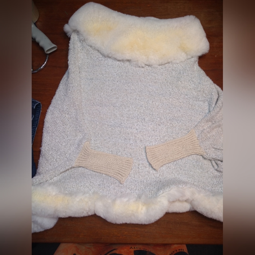 NWT Eclissy Oatmeal Coloured Poncho with Soft White Faux Fur Trim, One-S… - Picture 11 of 11
